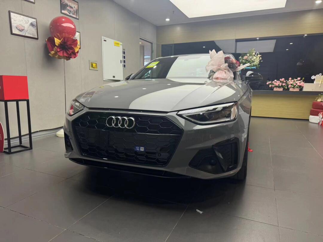 奥迪a4l天云灰 阿拉斯红