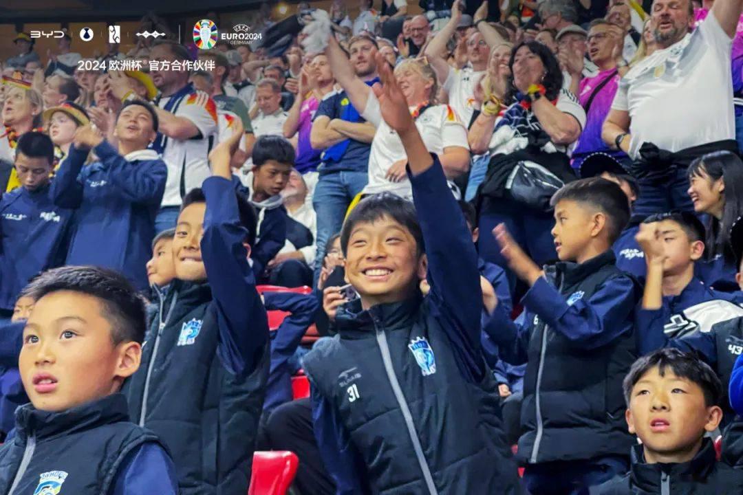 欧洲杯开幕式现场,中国足球少年是观众也是追梦人.