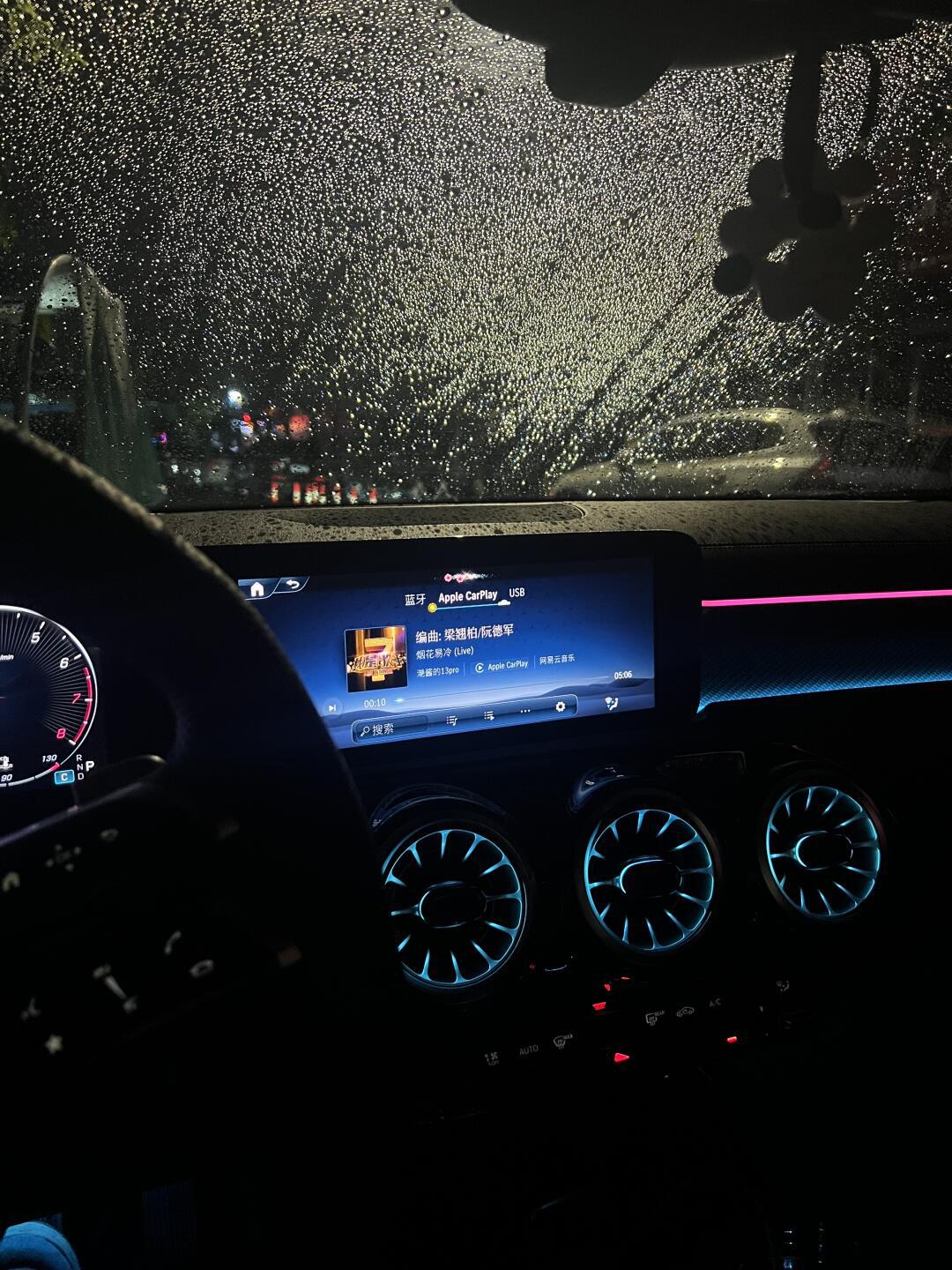 下雨天的奔驰a200l