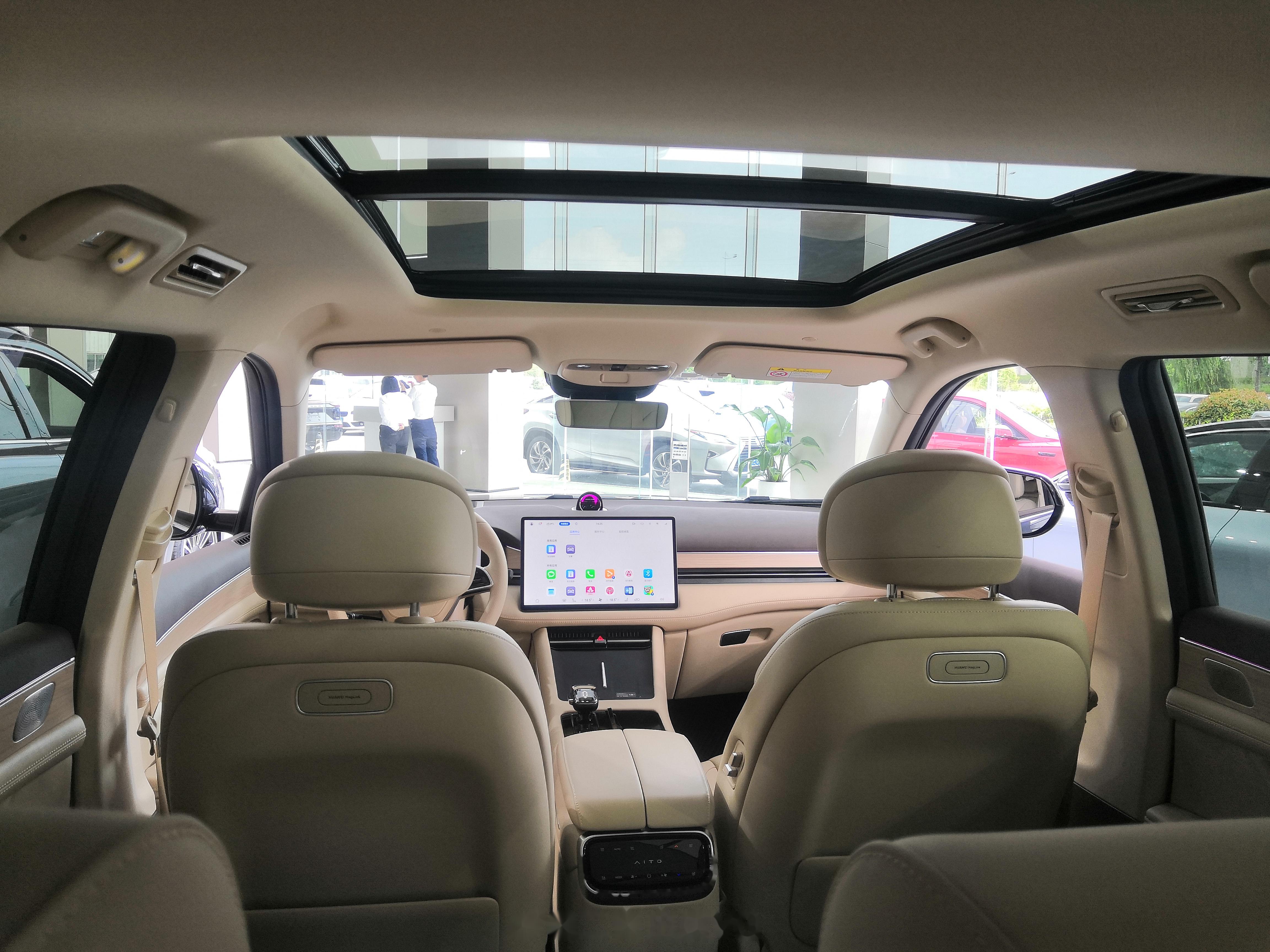 周一来看车的人不少,新m7米白色的内饰看上去很舒服,空间大,后备箱