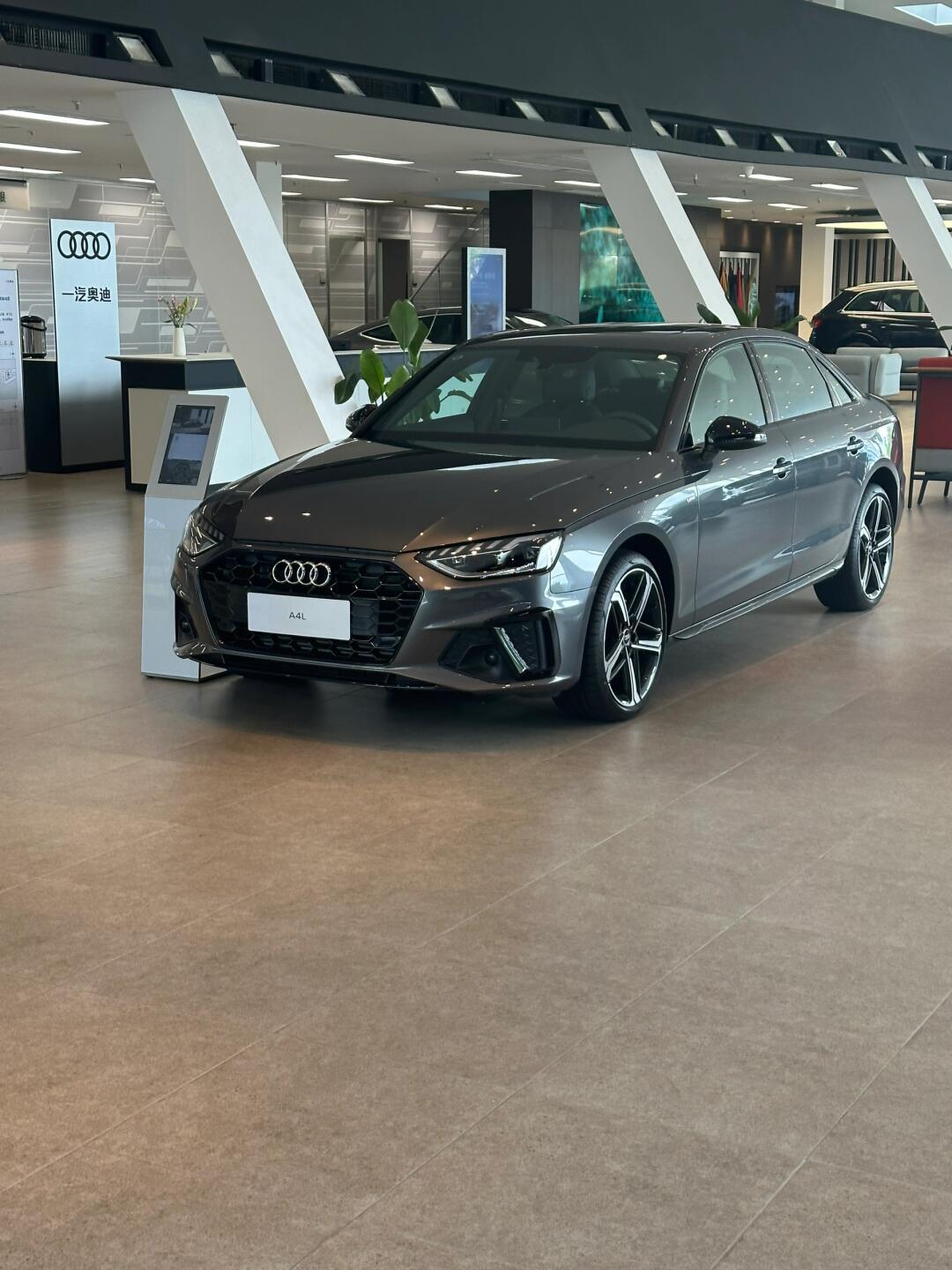 我朋友买的奥迪a4l 20来万这么好看?