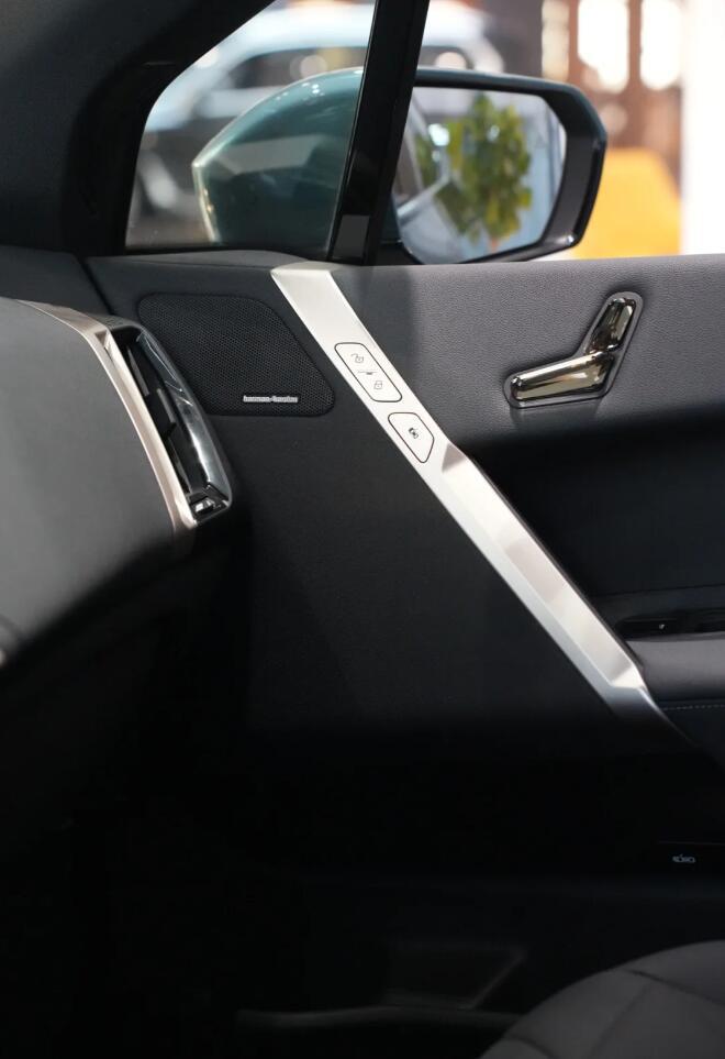 作为一款具有未来感的车,宝马纯电动suv bm