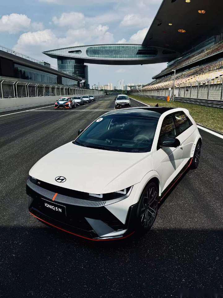 现代ioniq5 n预售价39.88万,还送一堆东西. 这个价格有点东西啊.现代