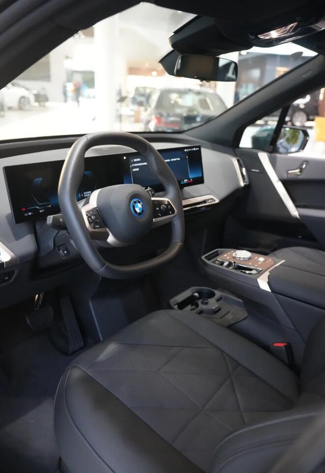 作为一款具有未来感的车,宝马纯电动suv bm