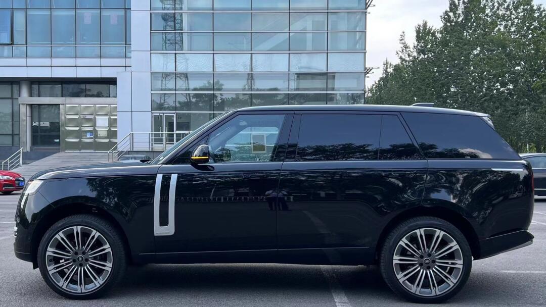 24款路虎创世加长 3.0柴油d350 颜色:黑/红 配置:二排