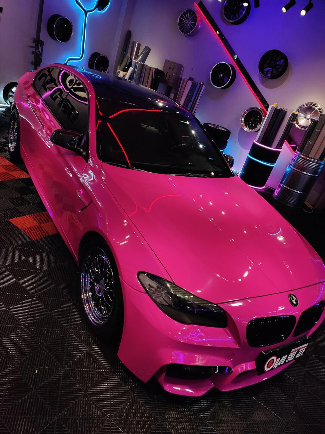 老款宝马5系也可以这么骚!赛博朋克粉!