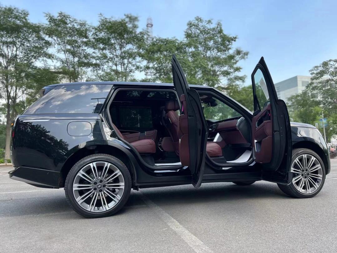 24款路虎创世加长 3.0柴油d350 颜色:黑/红 配置:二排