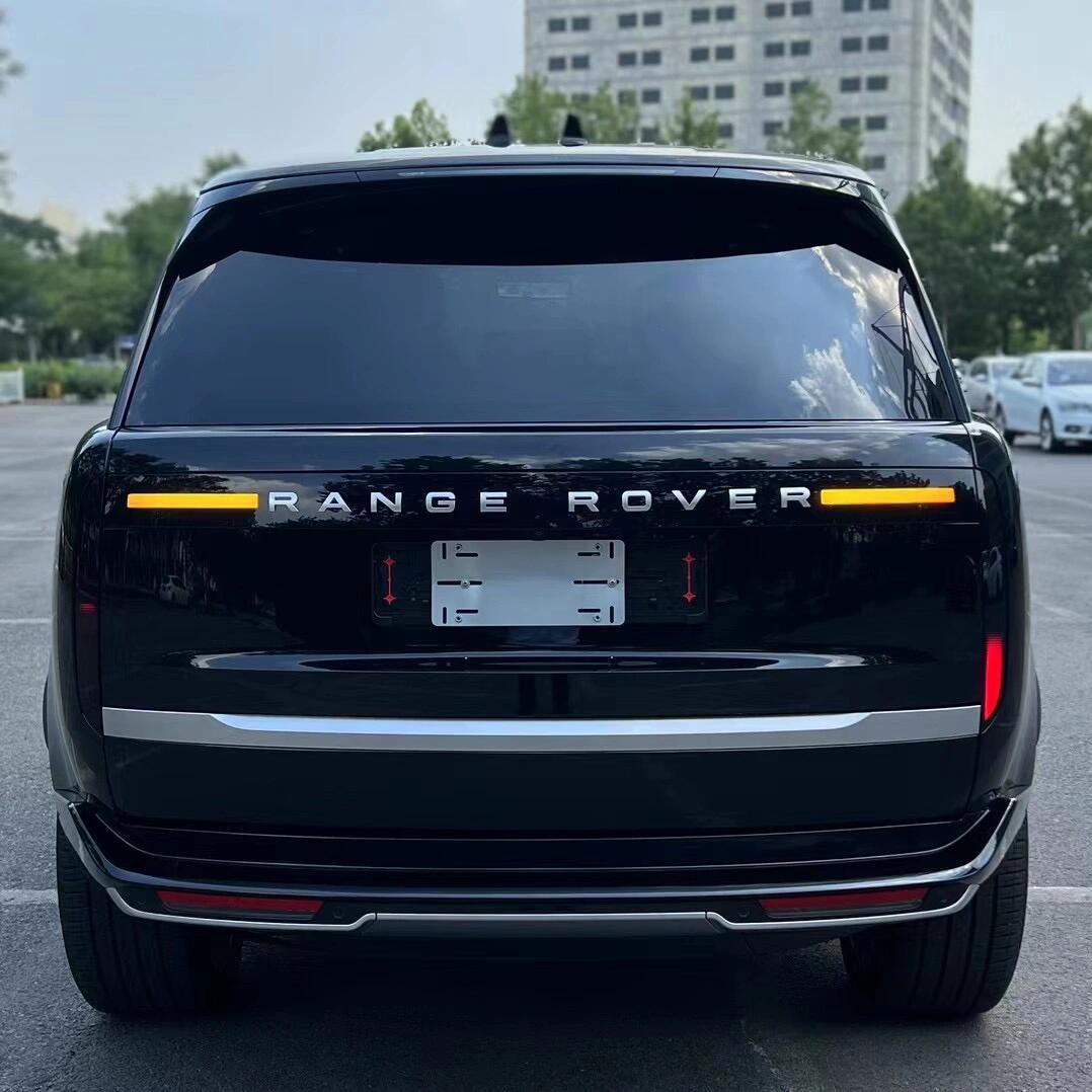 24款路虎创世加长 3.0柴油d350 颜色:黑/红 配置:二排