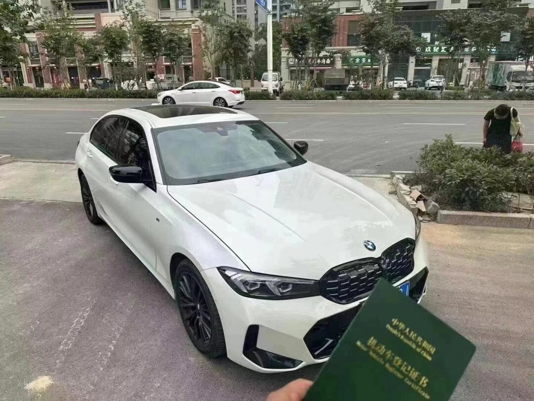 出23年底24款宝马325li m运动耀夜,最美白红,几千公里