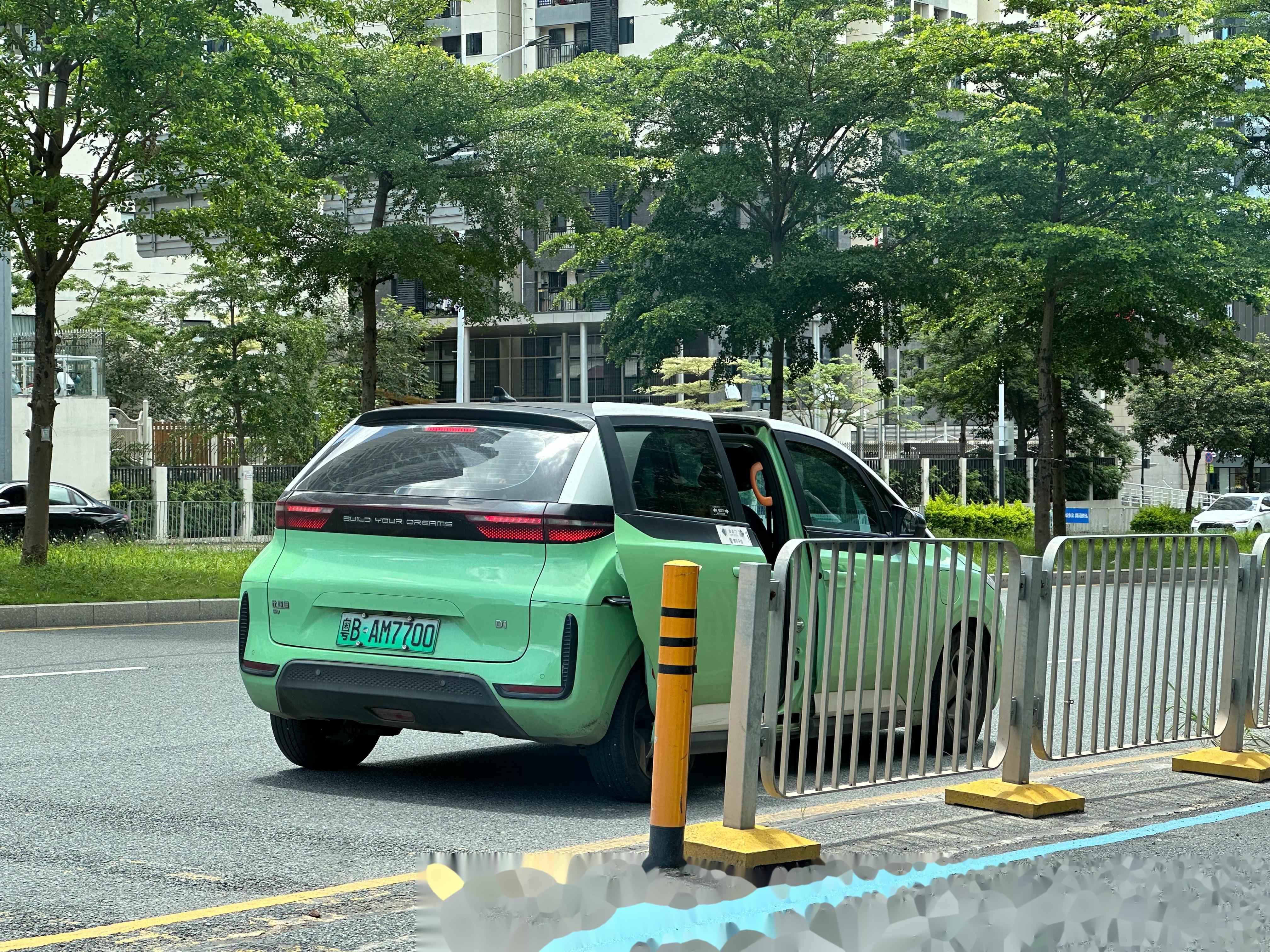 就是比亚迪和滴滴联合造车的那个小网约车,居然是电动滑门的