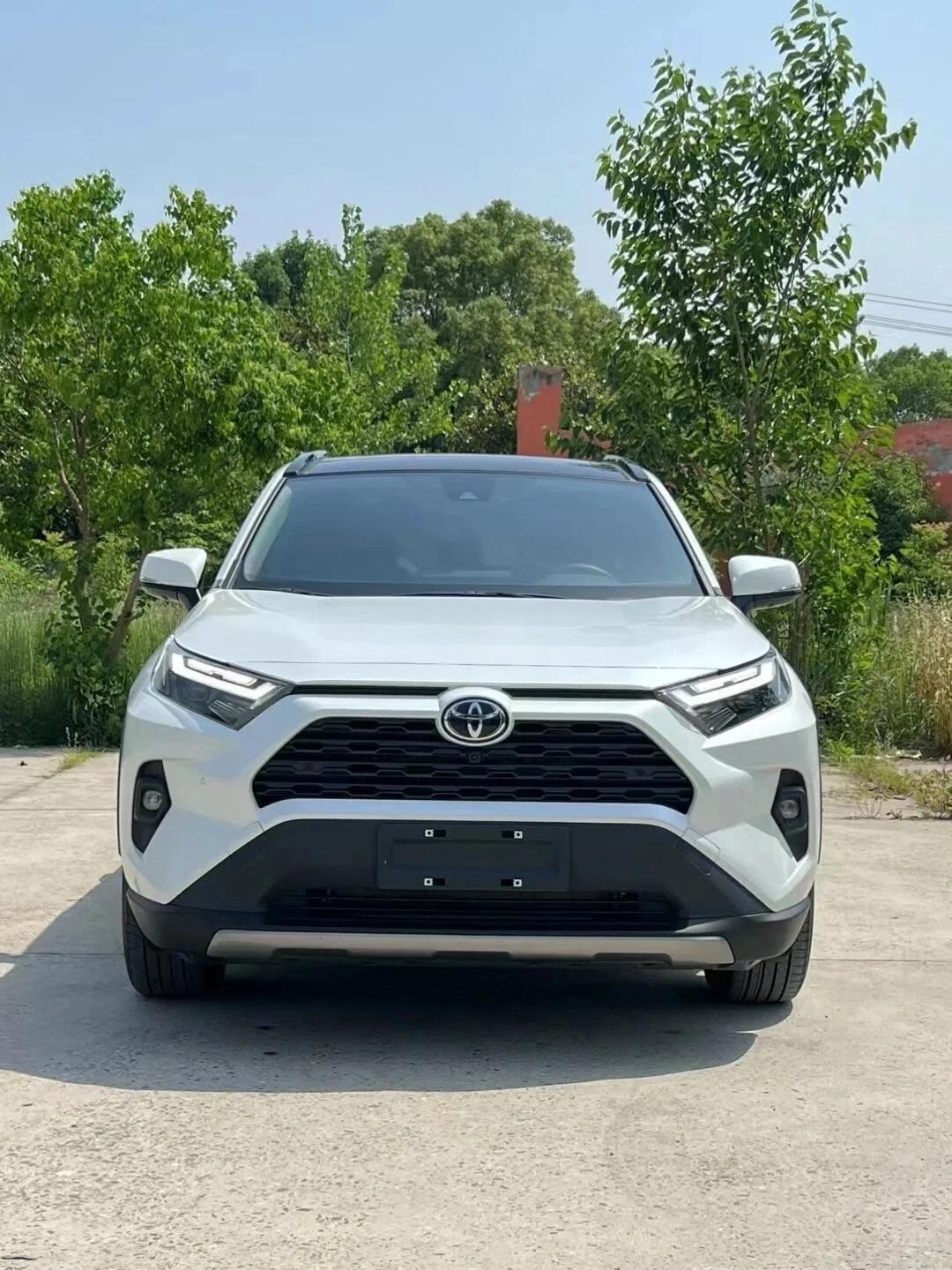 丰田荣放是一款紧凑型suv,以其硬朗的外观设计,丰富的