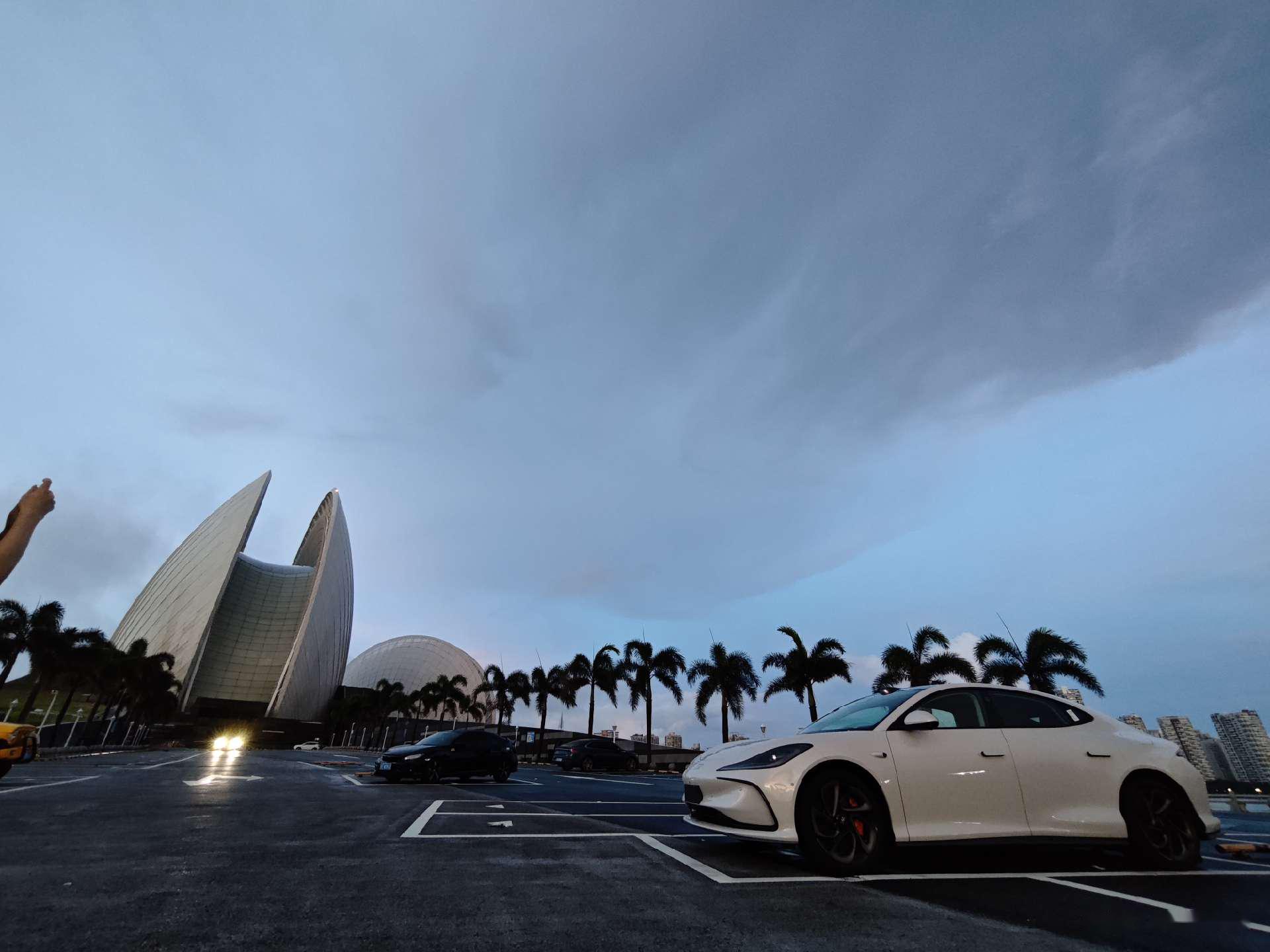 从5.20当天下定到提车才等了一个月,周四请了一整天假定在了6.20提车.