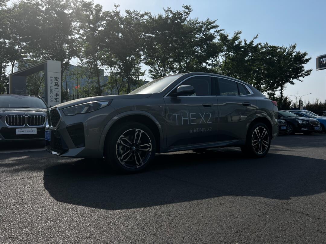 来看看这款进口小钢炮新款宝马x2吧!