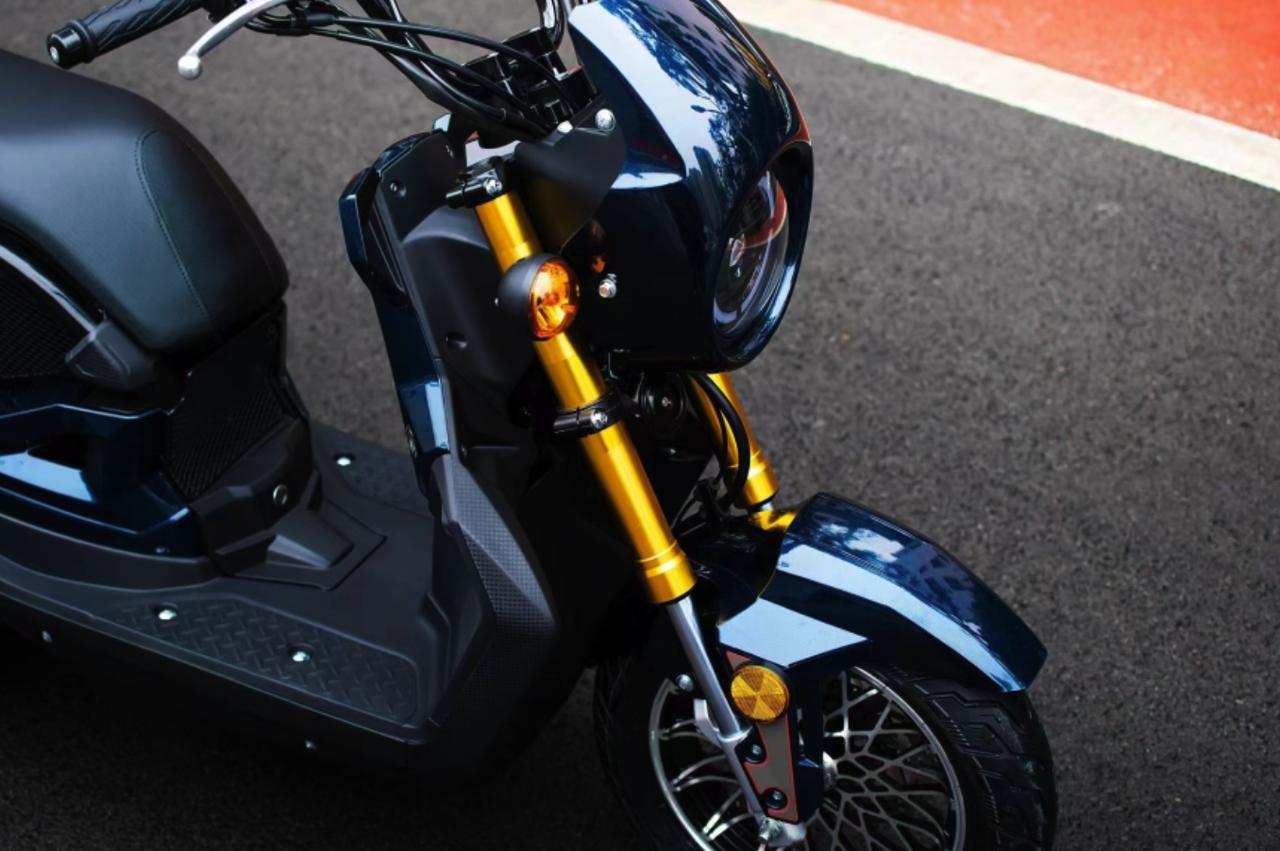 颢晨150低趴踏板车:售价13980元的独特"小玩具" 近年来,摩托车