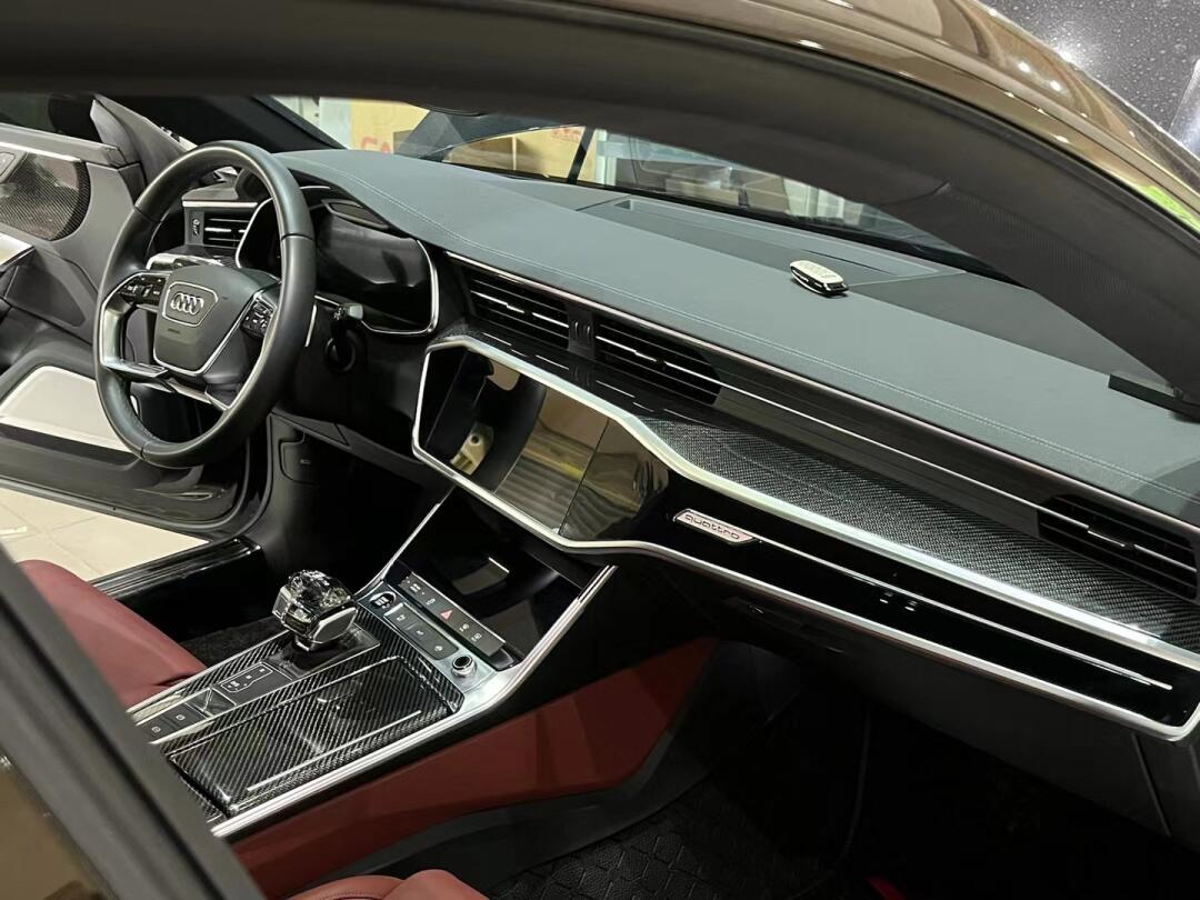 奥迪a7l 升级碳纤维内饰,座椅通风,大bo款喇叭盖氛围灯