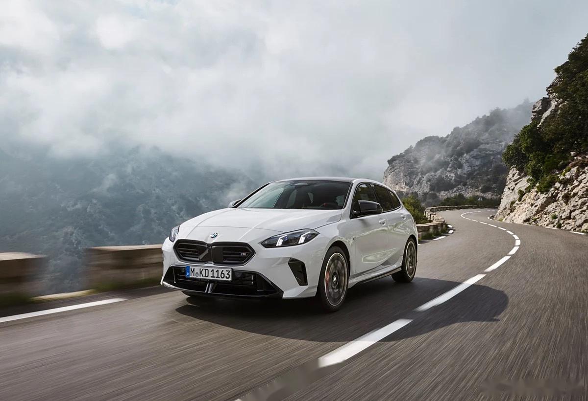 全新一代宝马1系正式在莱比锡工厂下线,预计将在10月5日在德国市场