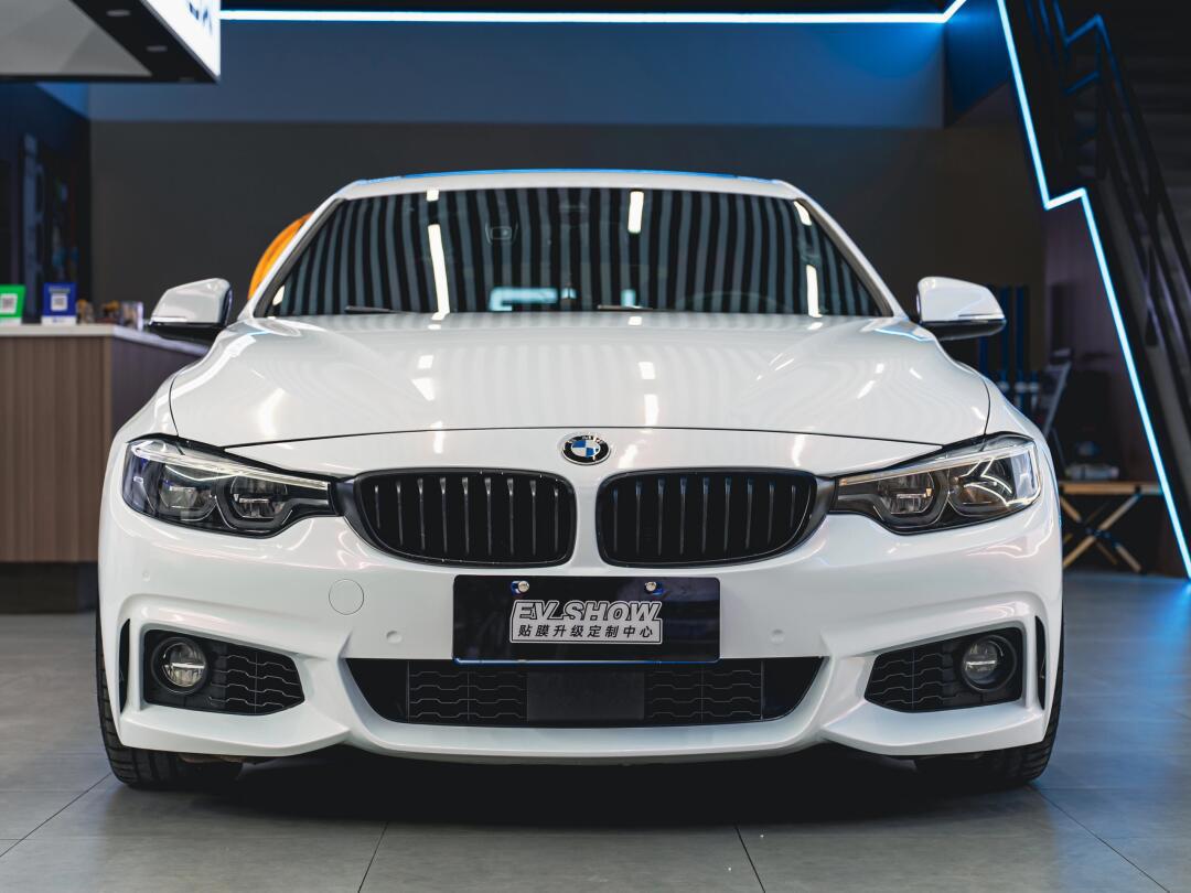 宝马4系装贴白变粉