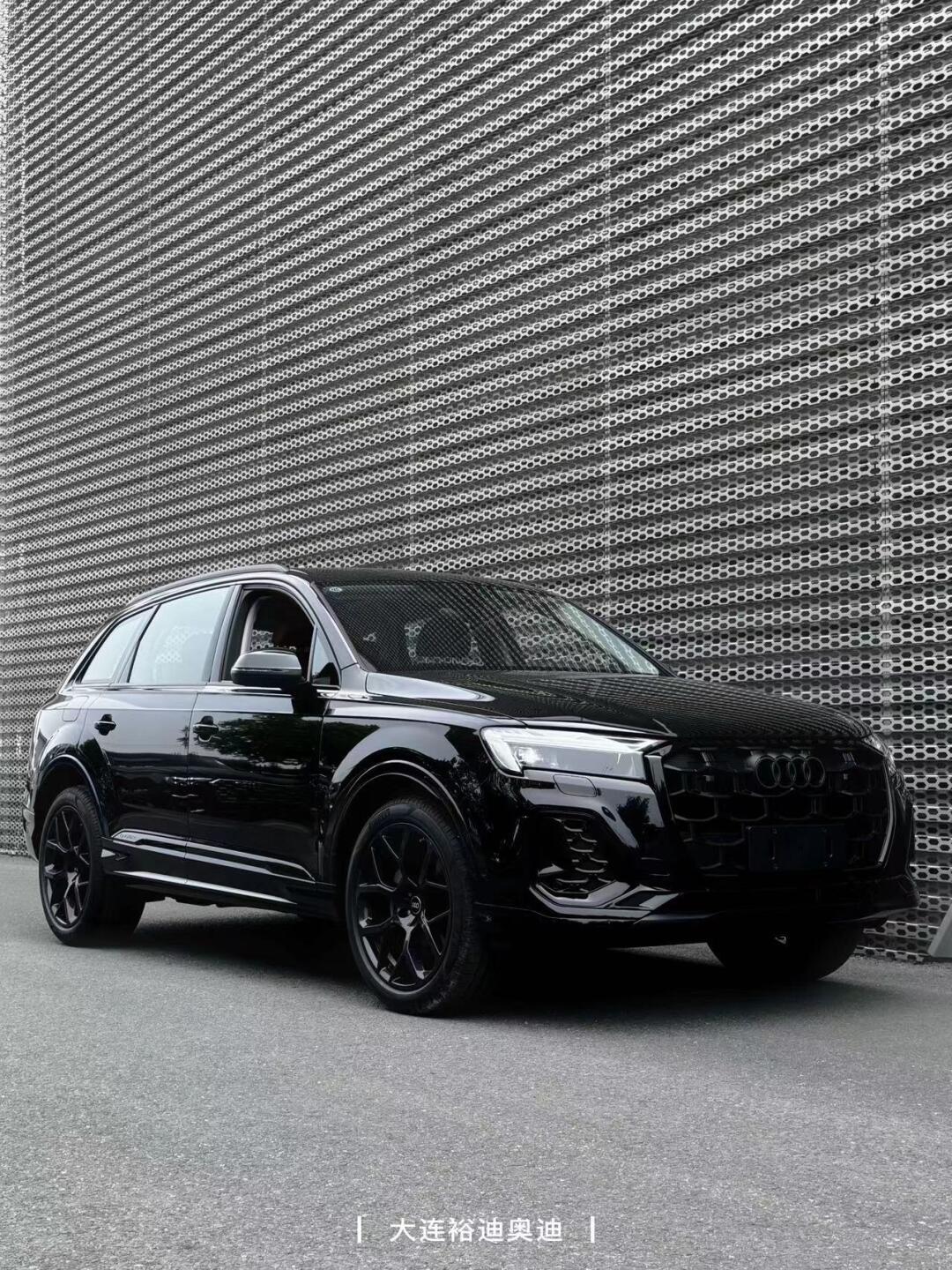 奥迪q7 2024年型黑武士版