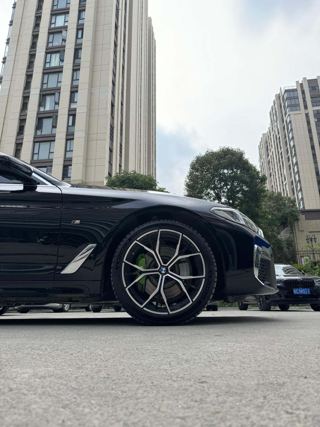 宝马五系更换米其林ps5轮毂