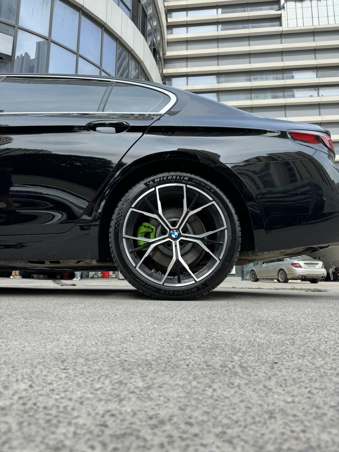 宝马五系更换米其林ps5轮毂