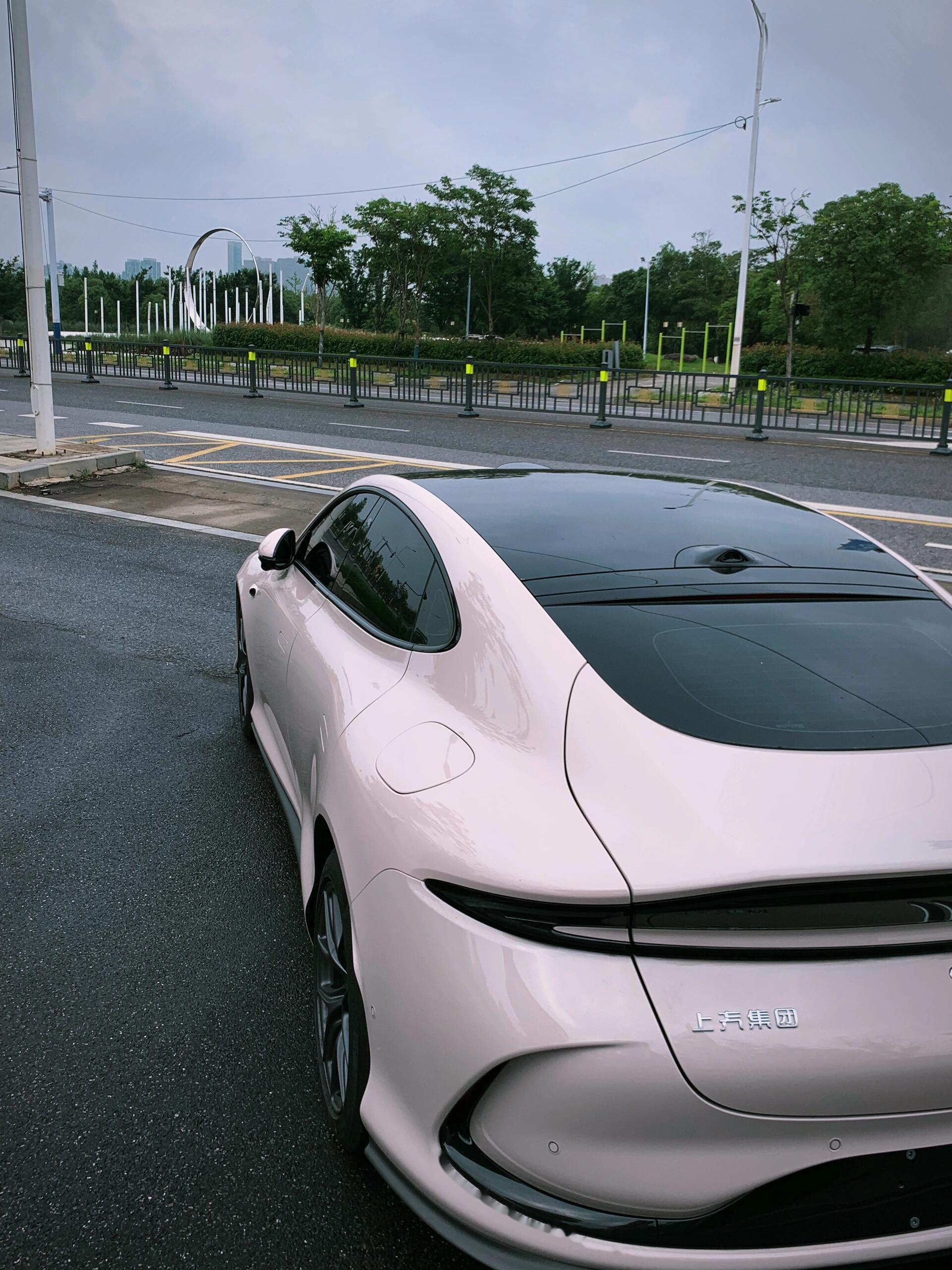 我还是拒绝不了智己l6的颜值,流线型车身回头率太高了!