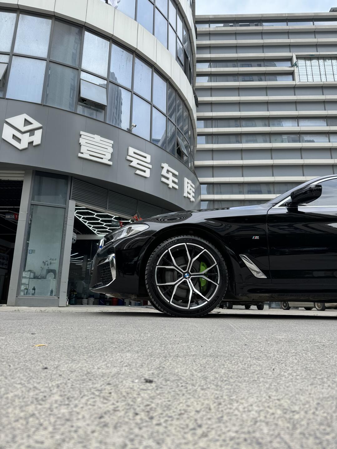 宝马五系更换米其林ps5轮毂