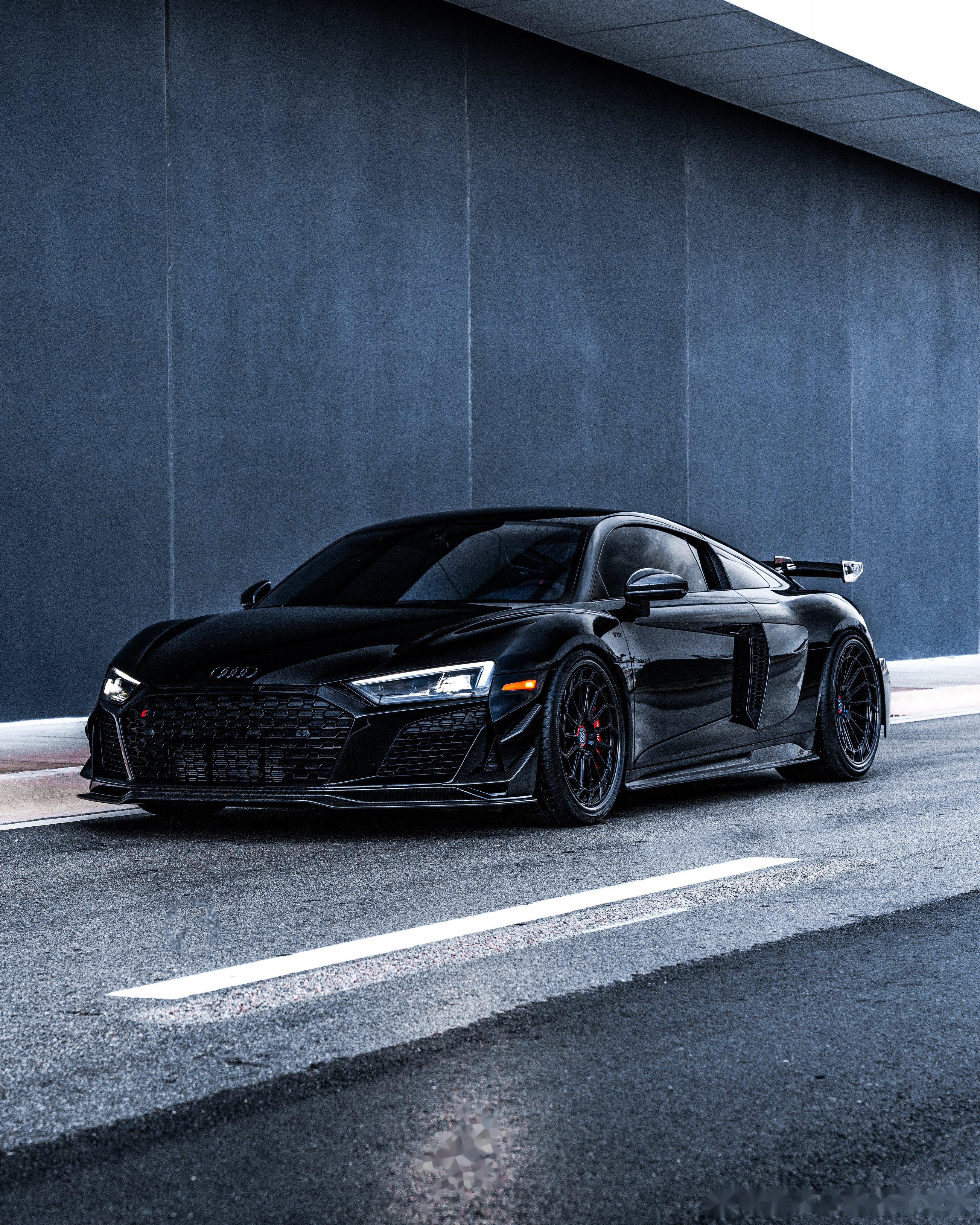 奥迪 r8 gt,最后的自然吸气v10,碳纤维轮毂让这辆车更加帅气.