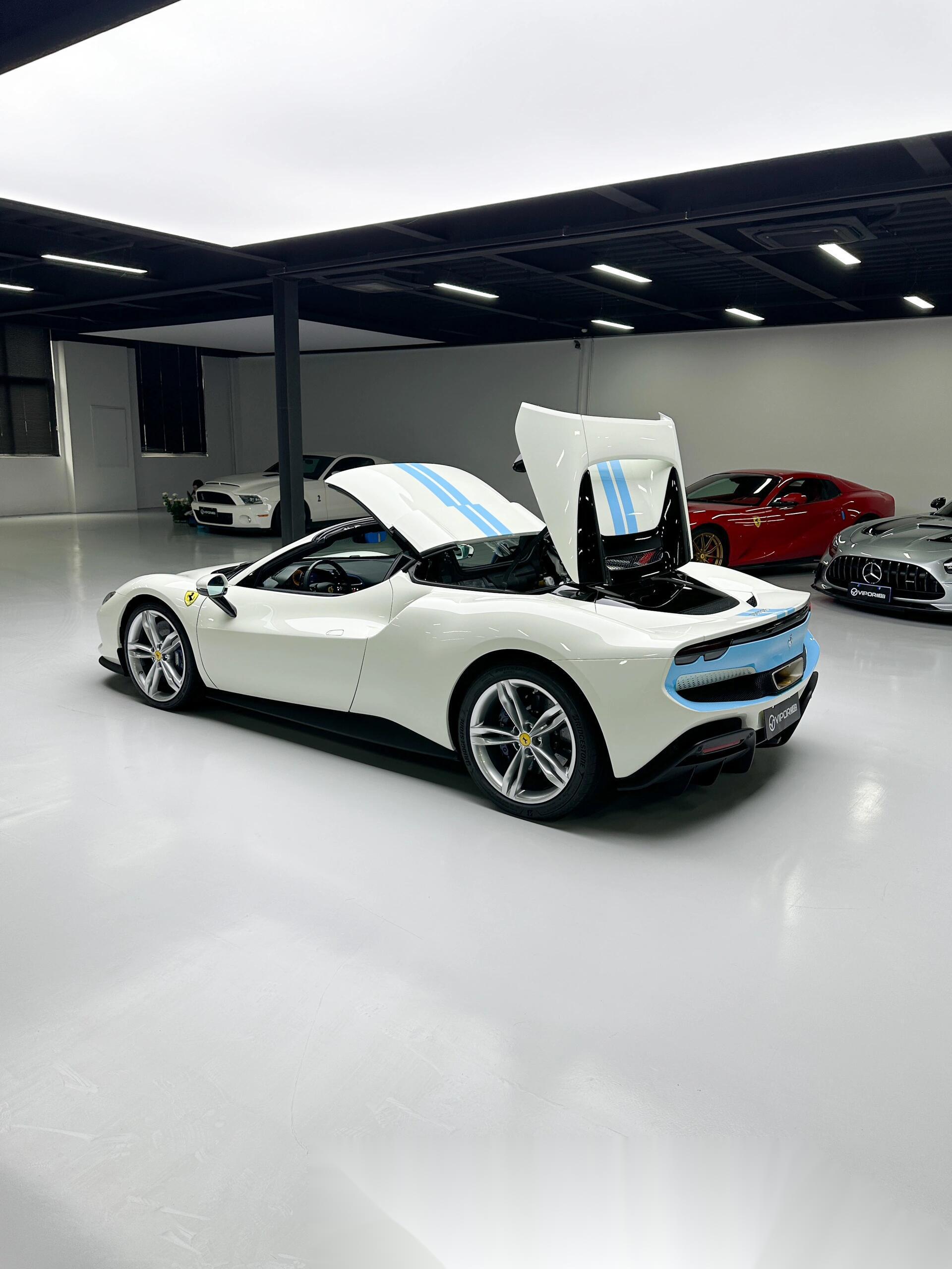 白色296,还是gts版本 白色法拉利的优雅已经说腻了,搭配蓝色内饰显得