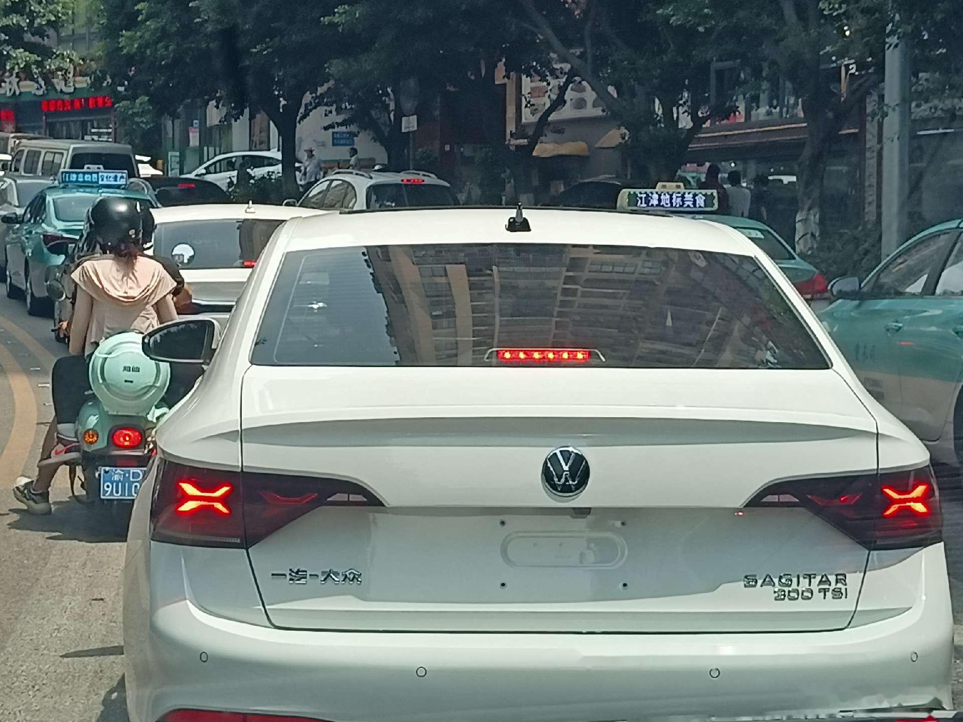 大众速腾这个尾灯点亮的造型,像极了小鹏车标.