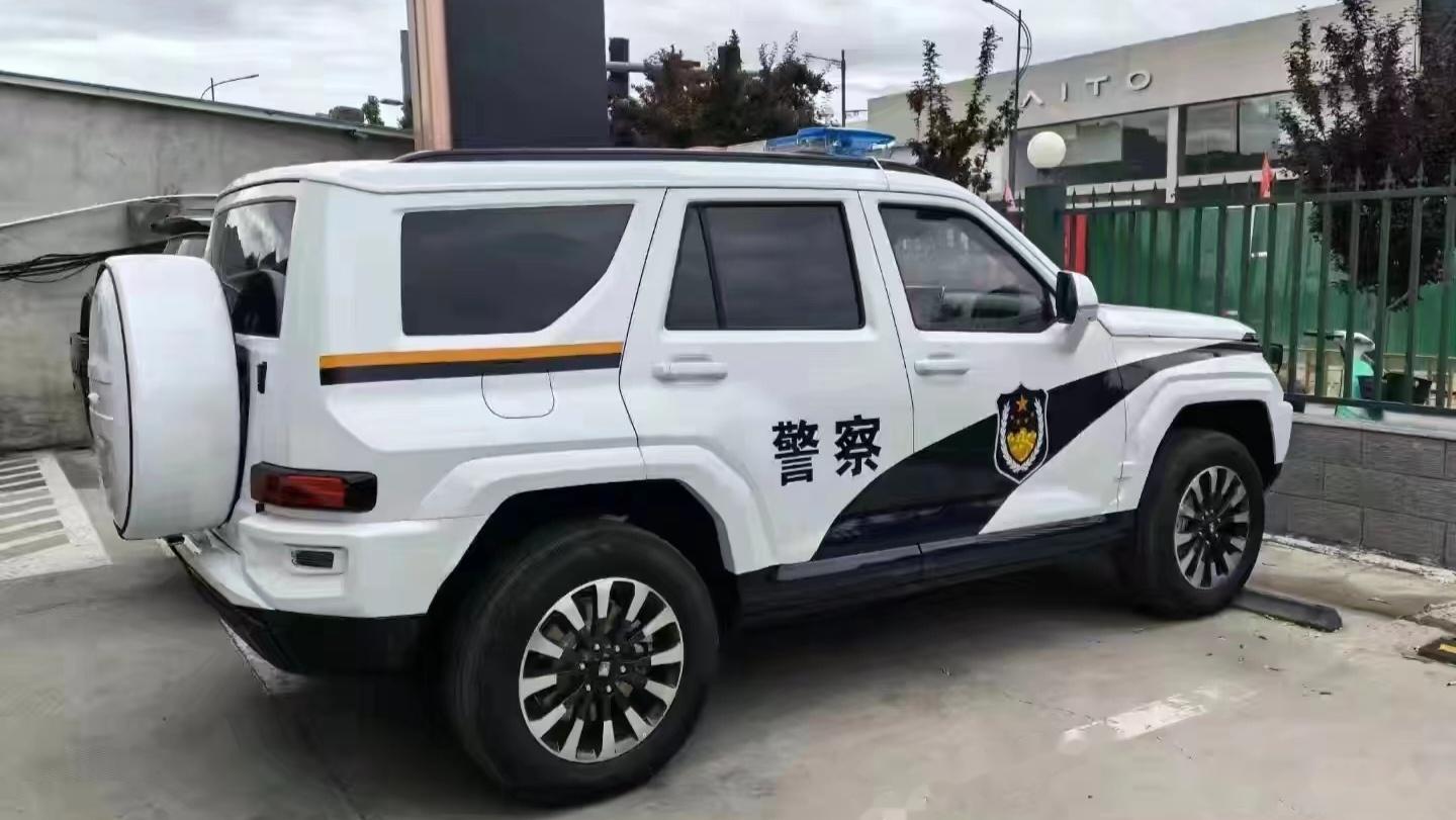 五秒零百,还能全地形越野,坦克700 hi4-t做警车让坏人无处遁形同色