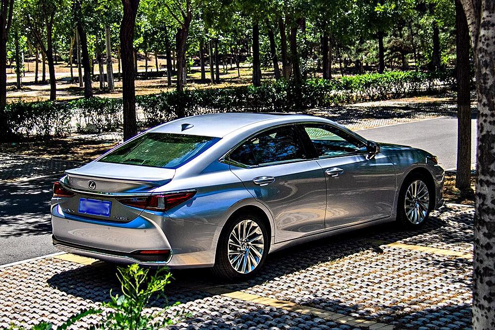 雷克萨斯es 300h东方韵味十足,缺点明显