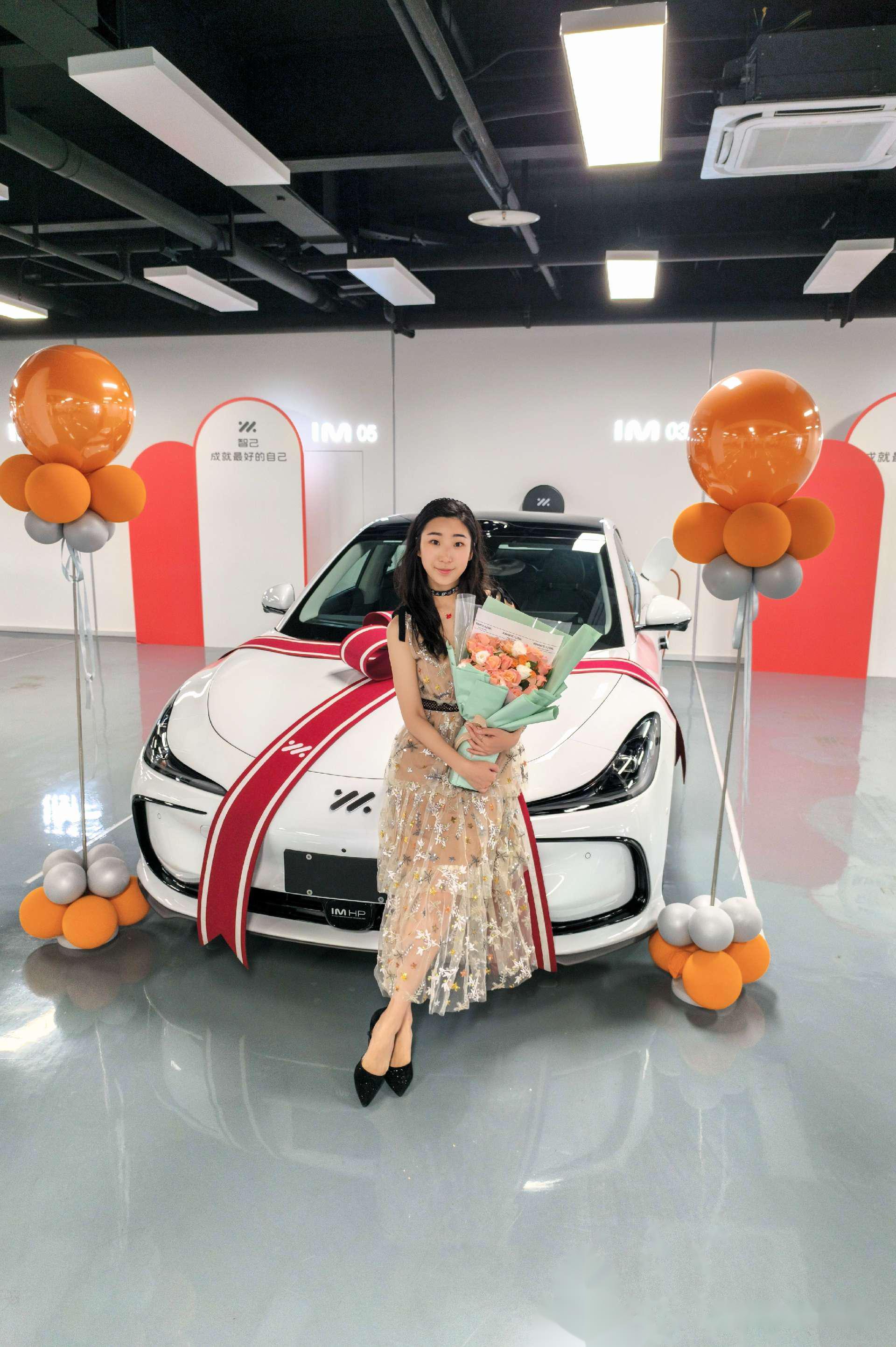 今天在成都市锦江区锦逸路199号的智己汽车-成都4s旗舰店,我终于拿到