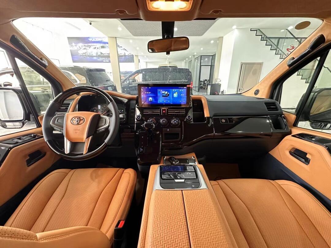 丰田小海狮:车身尺寸:5265*1950*1990 商务车唯一大排量车型,比埃尔