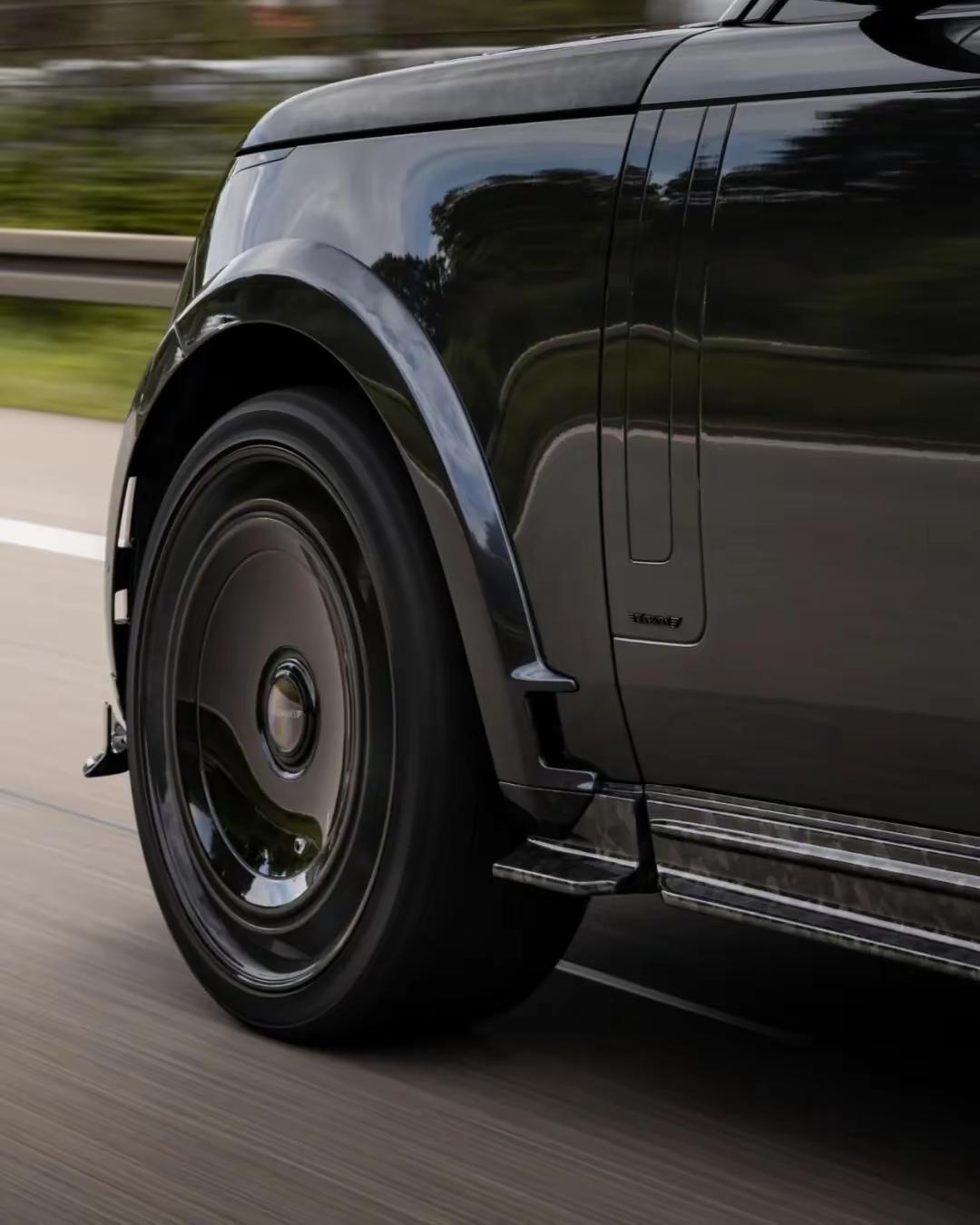 路虎揽胜mansory高定,这24寸的黑色大饼轮毂真的帅炸了!