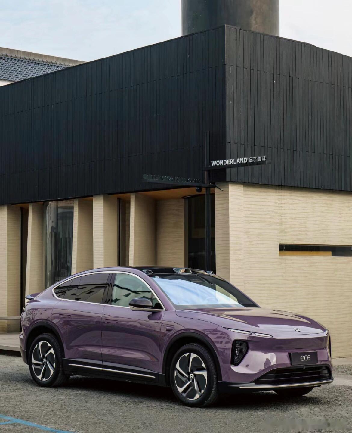 蔚来ec6,不得不说蔚来的设计美学是一直在线的,ec6溜背的造型,前轮更