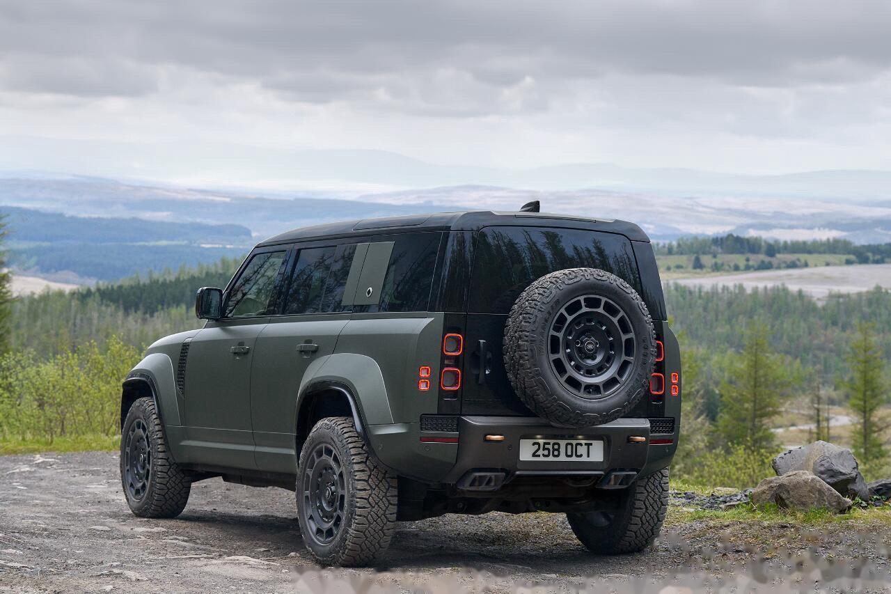 路虎卫士octa官图 搭载4.4升双涡轮增压v8轻混发动机