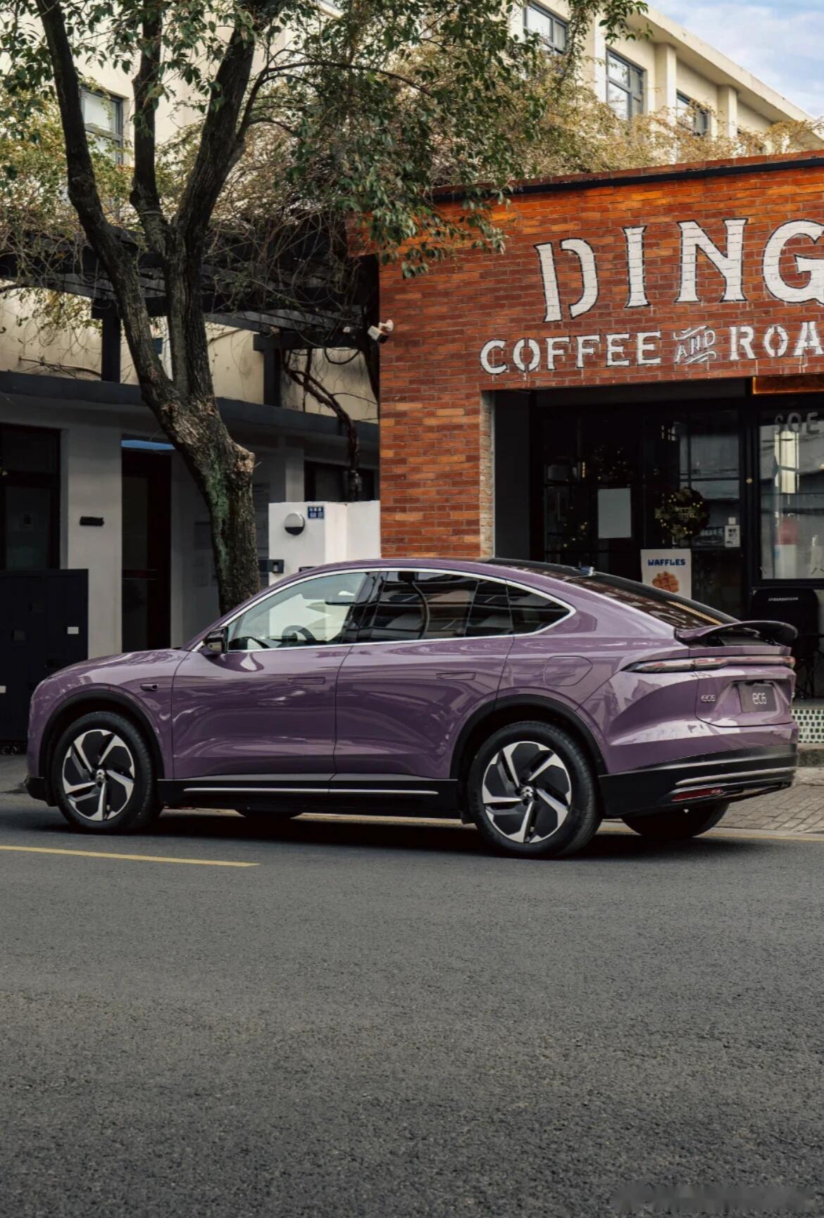 蔚来ec6,不得不说蔚来的设计美学是一直在线的,ec6溜背的造型,前轮更