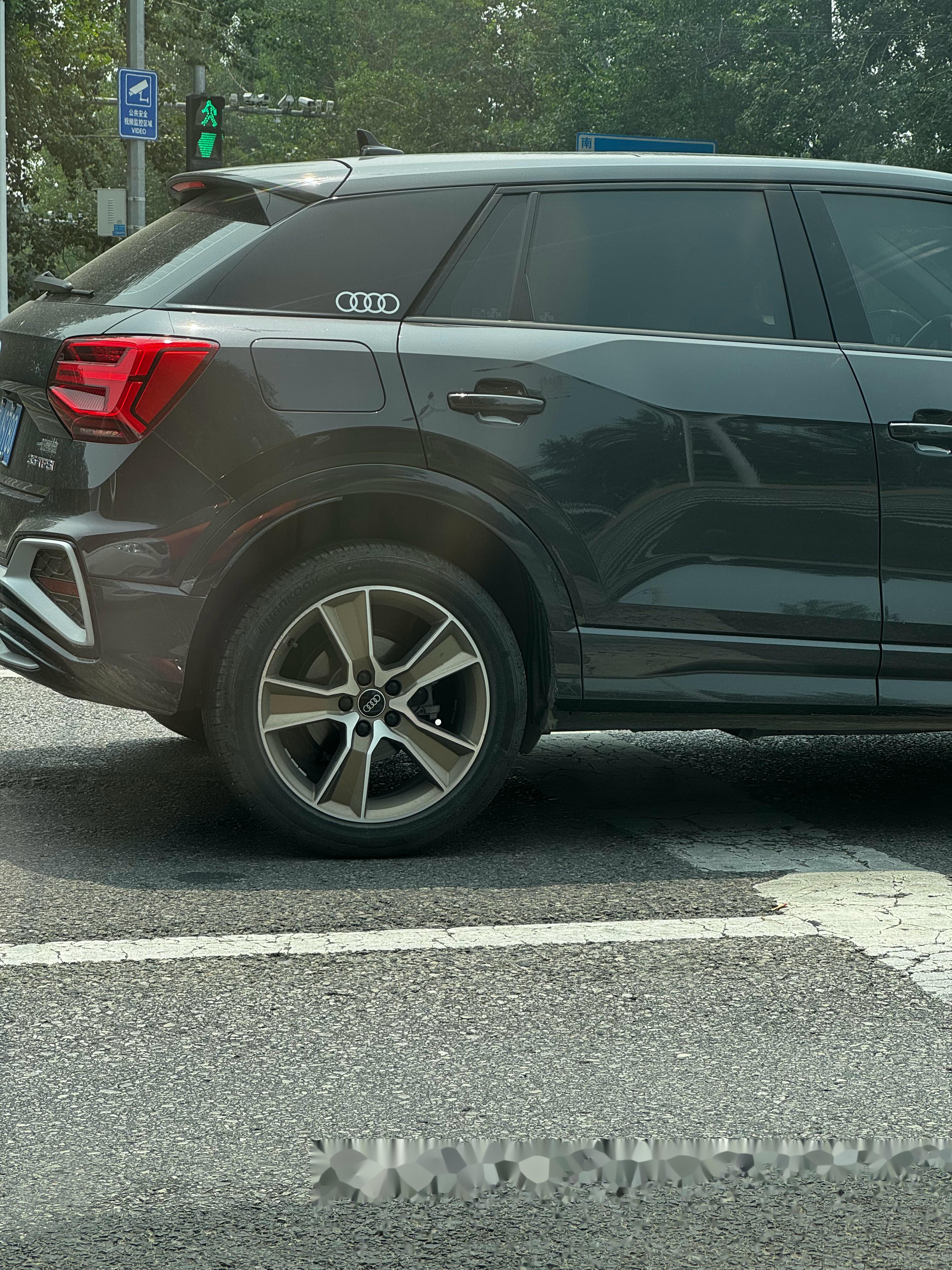 这台奥迪 q2的轮毂 浅金与银色 粗壮的五条辐 还挺好看的