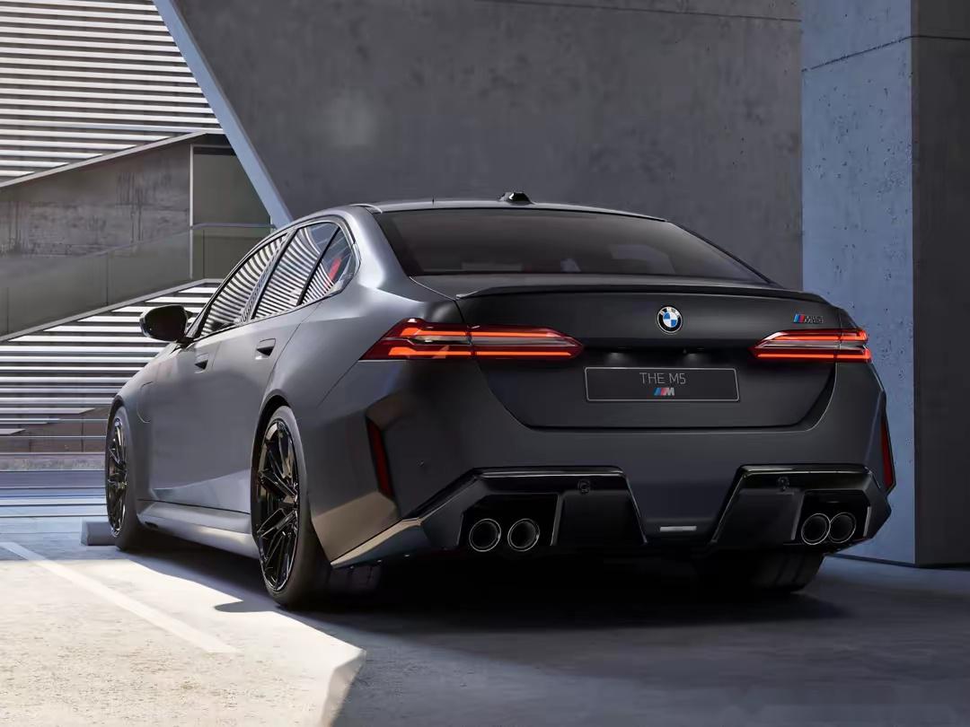 近日,全新宝马m5正式发布,新车作为m5家族的第七代产品,采用了全新的