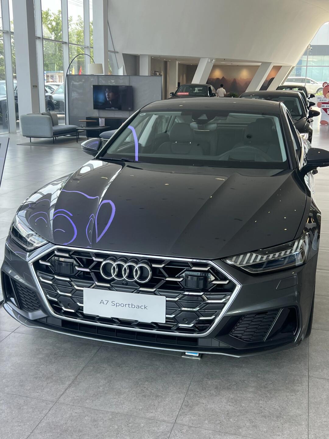 奥迪a7天云灰:女生开确实帅爆了!