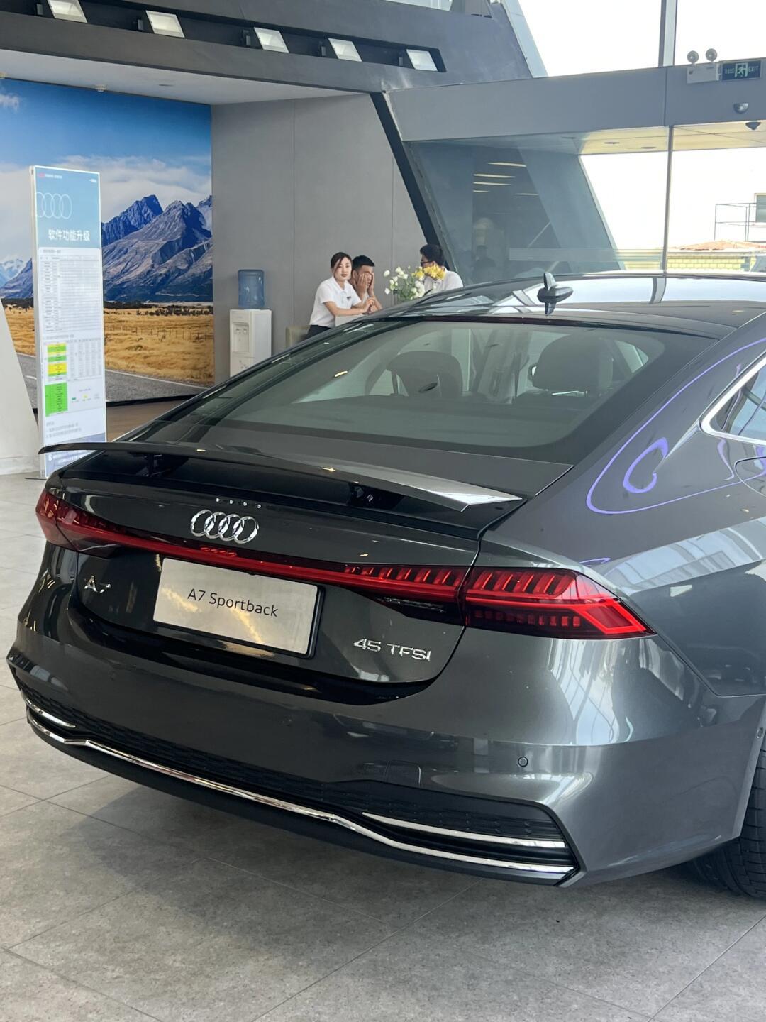 奥迪a7天云灰:女生开确实帅爆了!