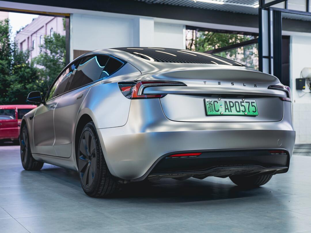 特斯拉model 3改色哑面液态金属银