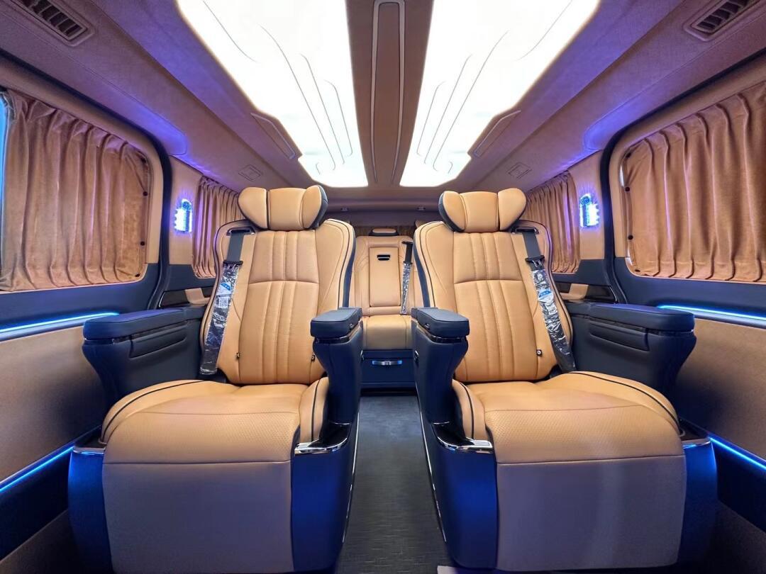 丰田小海狮:车身尺寸:5265*1950*1990 商务车唯一大排量车型,比埃尔