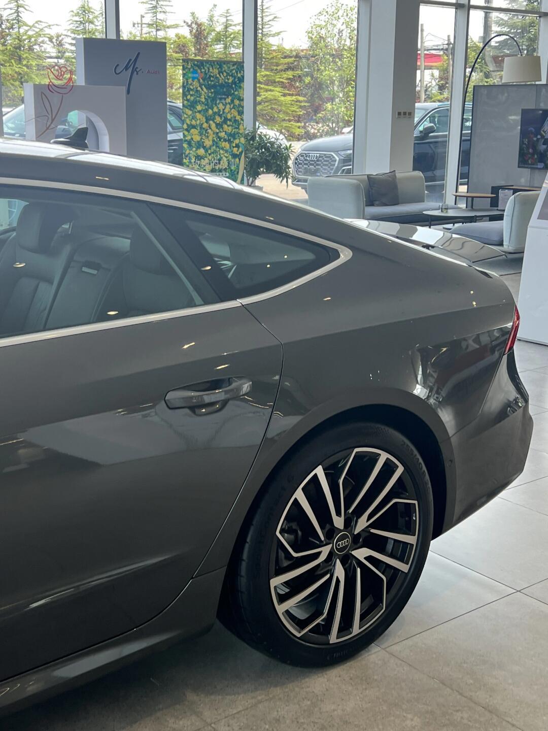 奥迪a7天云灰:女生开确实帅爆了!