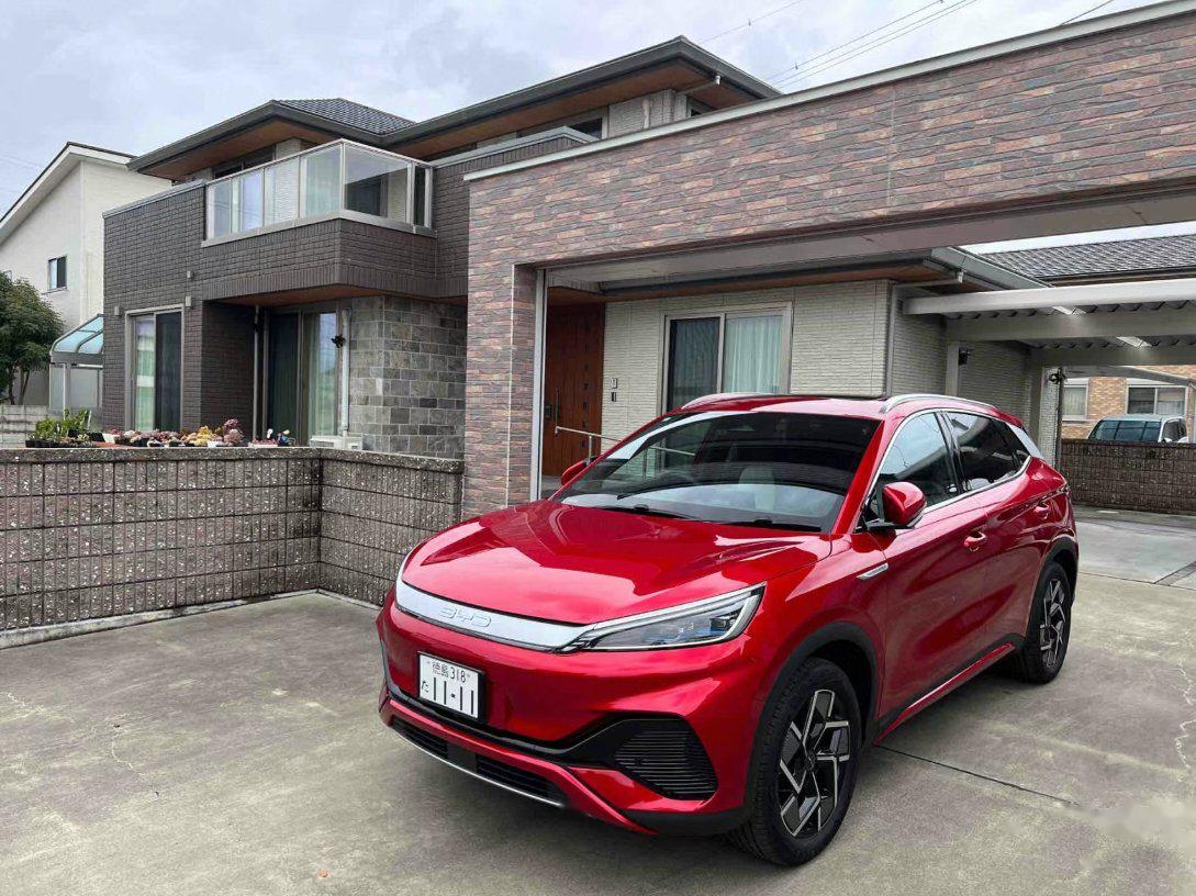 网友随拍比亚迪东京店,说是开在丰田对面.