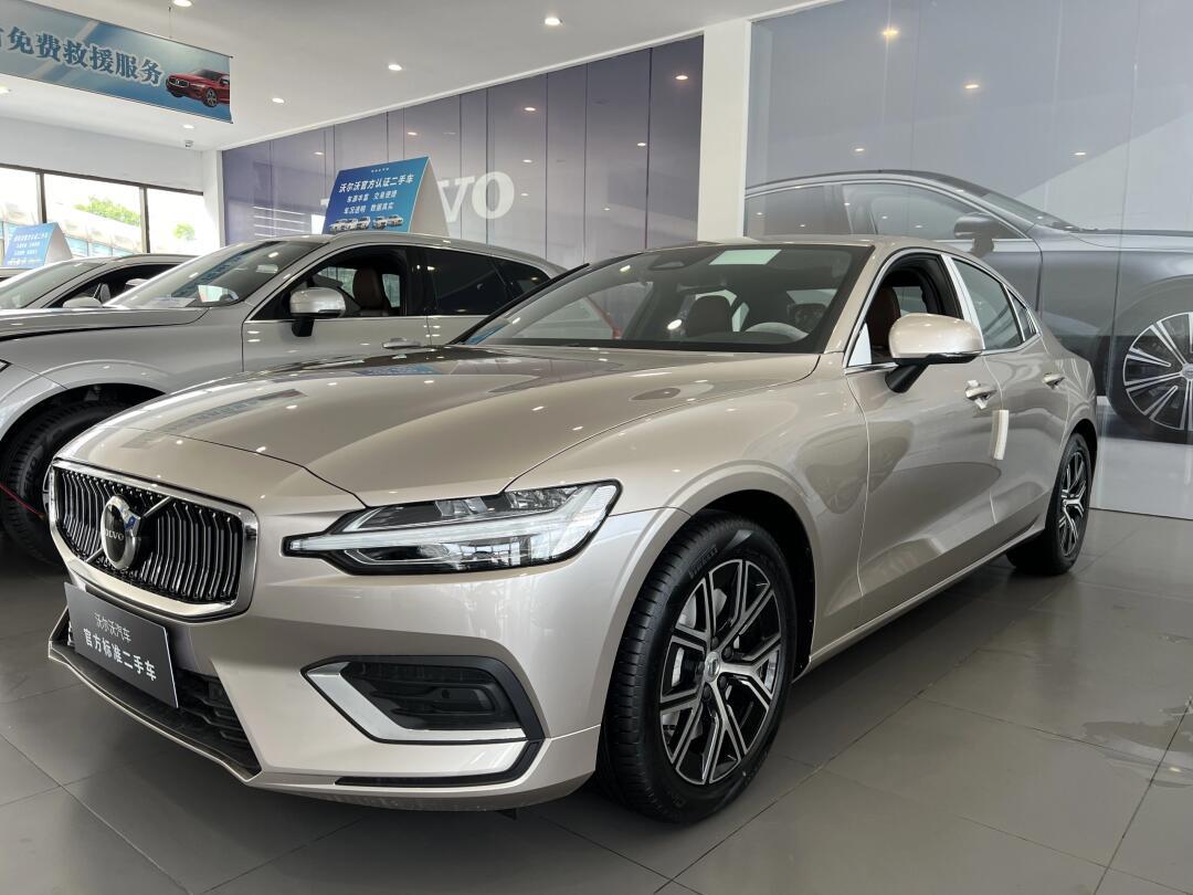 2024款沃尔沃s60 b4智逸豪华