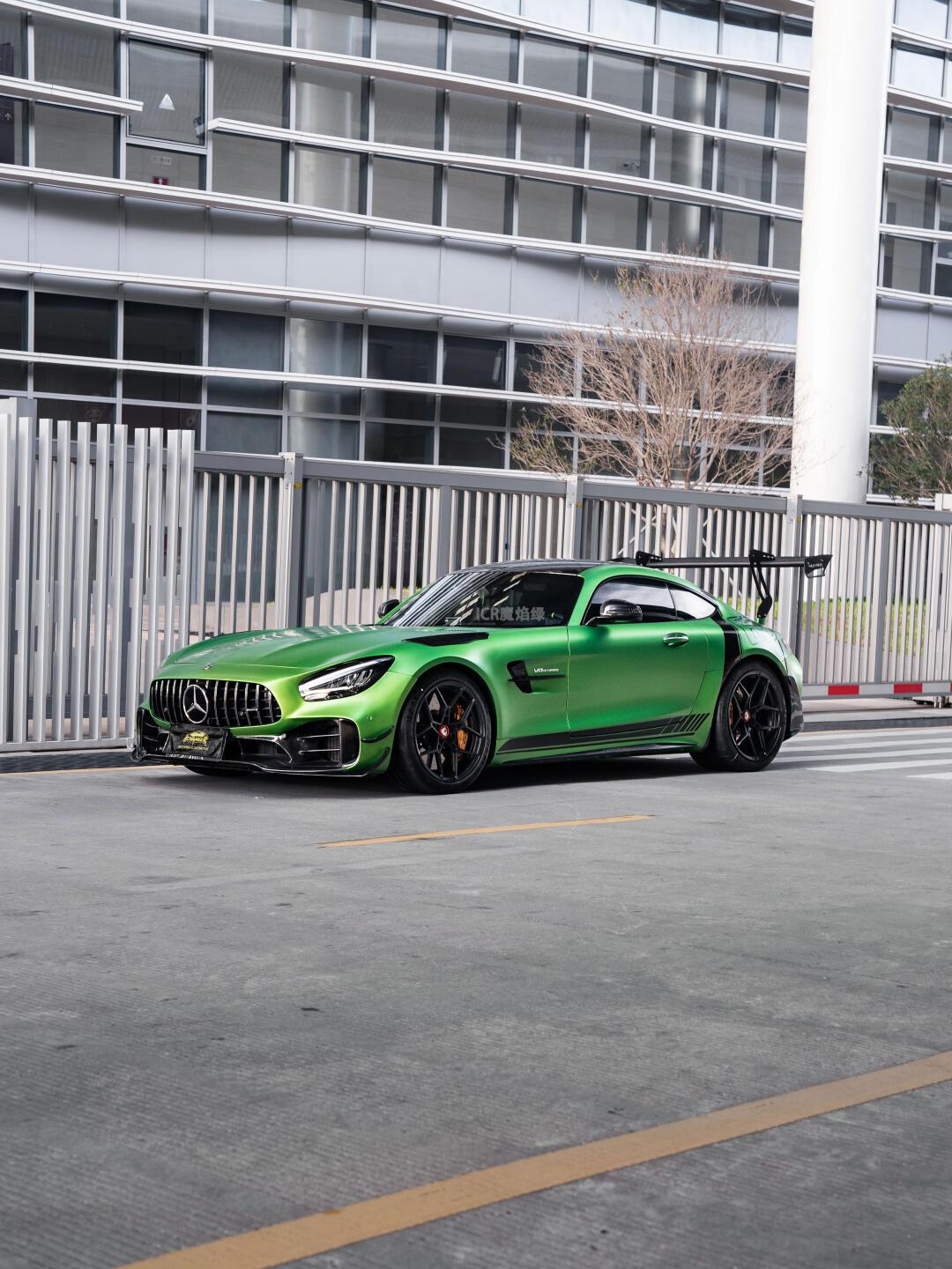 路上遇遇奔驰amg gtr!这大尾翼可以当饭桌