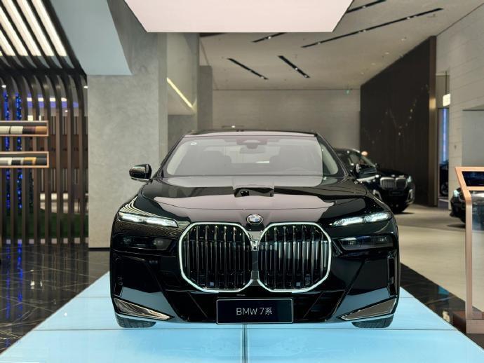 宝马7系一直以来都是成功人士的首选座驾之一.