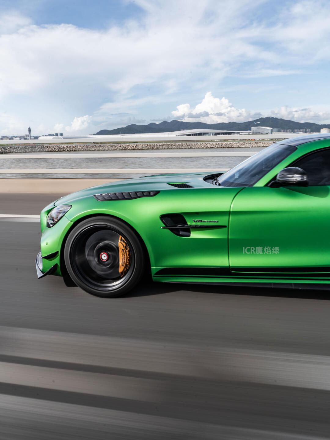 路上遇遇奔驰amg gtr!这大尾翼可以当饭桌