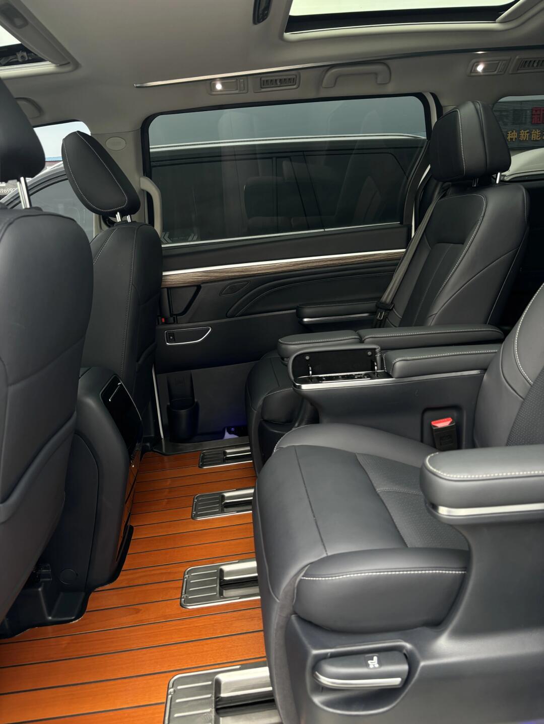 2022年广汽传祺大师尊贵版m8